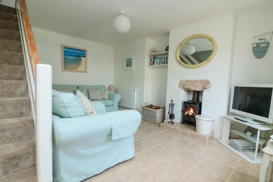 PEBBLE COTTAGE, family friendly, with a garden in St Just