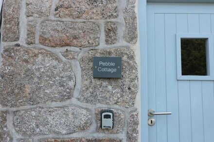 PEBBLE COTTAGE, family friendly, with a garden in St Just