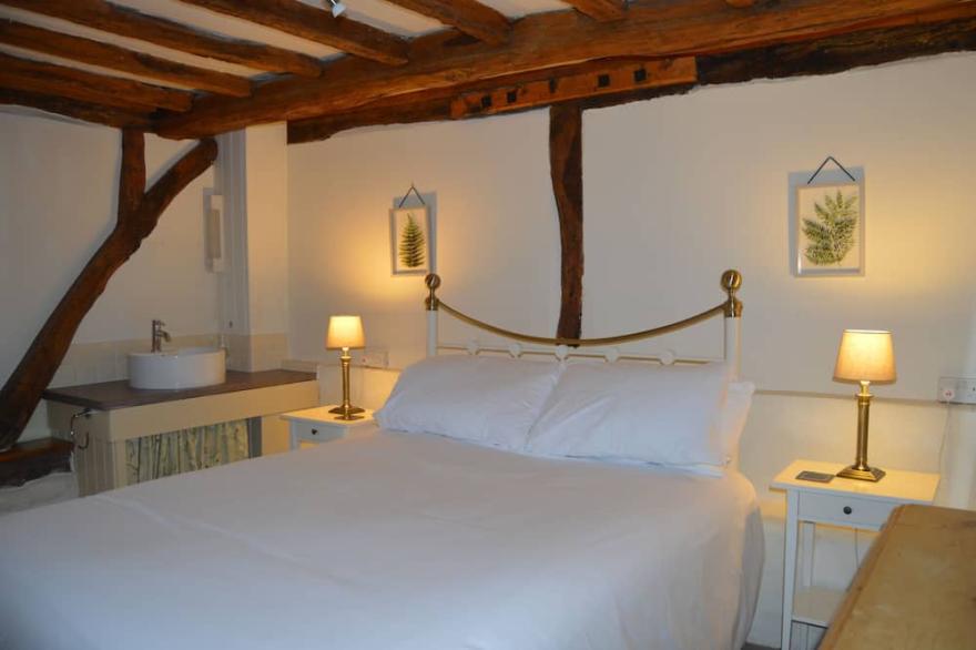 Saddlestones Cottage - sleeps 4 guests  in 2 bedrooms