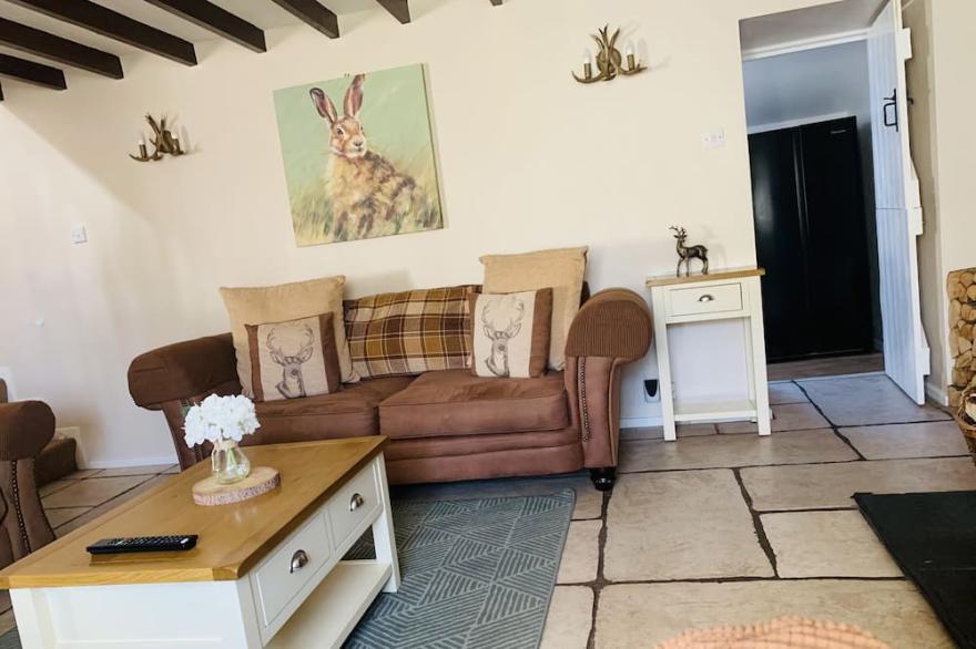 LINDISFARNE COTTAGE, pet friendly, with hot tub in Lowick