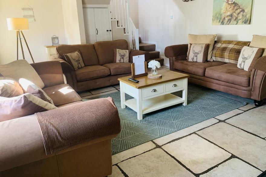 LINDISFARNE COTTAGE, pet friendly, with hot tub in Lowick