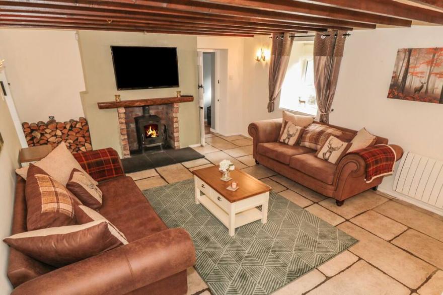 LINDISFARNE COTTAGE, pet friendly, with hot tub in Lowick