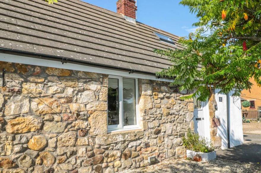 LINDISFARNE COTTAGE, Pet Friendly, With Hot Tub In Lowick