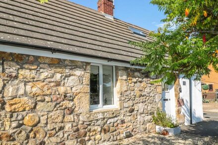 LINDISFARNE COTTAGE, pet friendly, with hot tub in Lowick