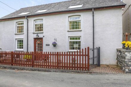 Y BWTHYN, pet friendly, with a garden in Bryncrug