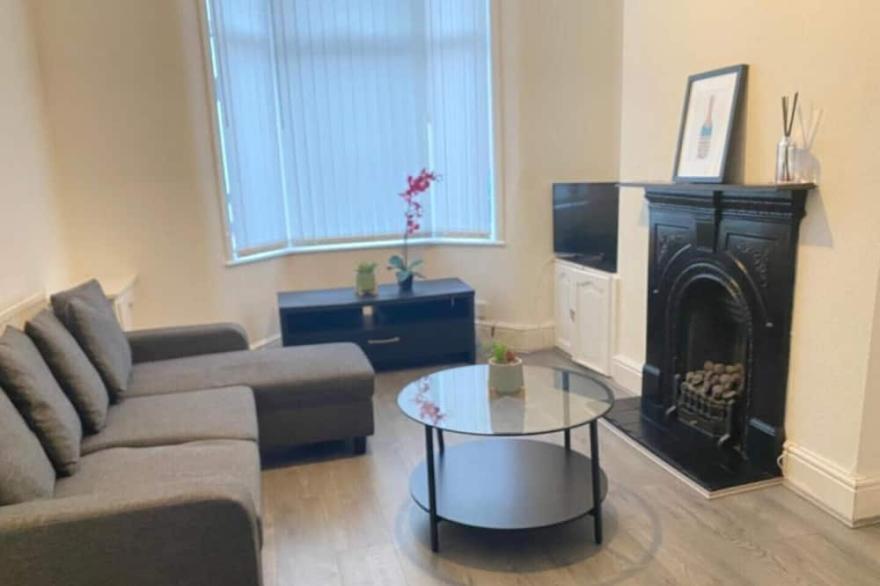 ENTIRE Spacious House - FREE PARKING - SLEEPS 6