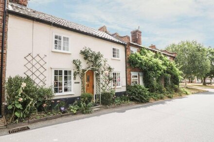 PLOUGHMAN'S, pet friendly, character holiday cottage in Hoxne