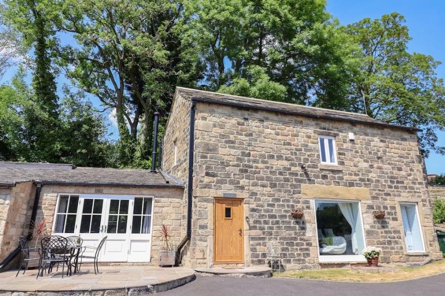 CUNLIFFE BARN, with hot tub in Esholt