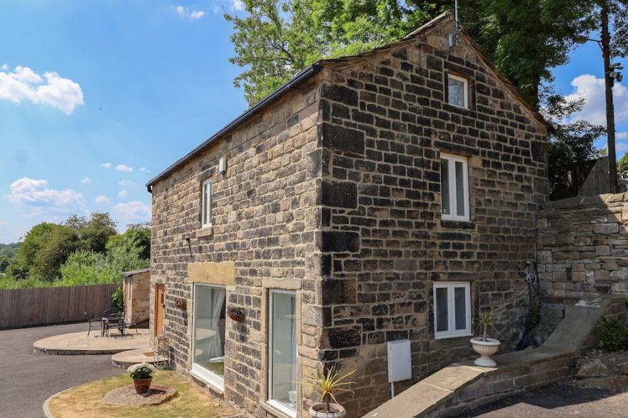 CUNLIFFE BARN, With Hot Tub In Esholt