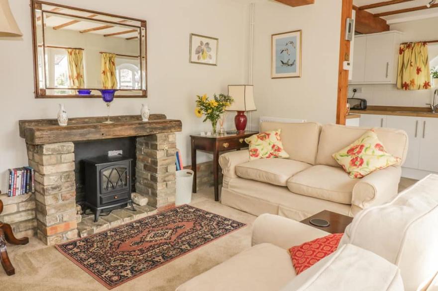 STABLE COTTAGE, Family Friendly In Sudbury