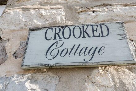 CROOKED COTTAGE, pet friendly, with open fire in Kirkbymoorside