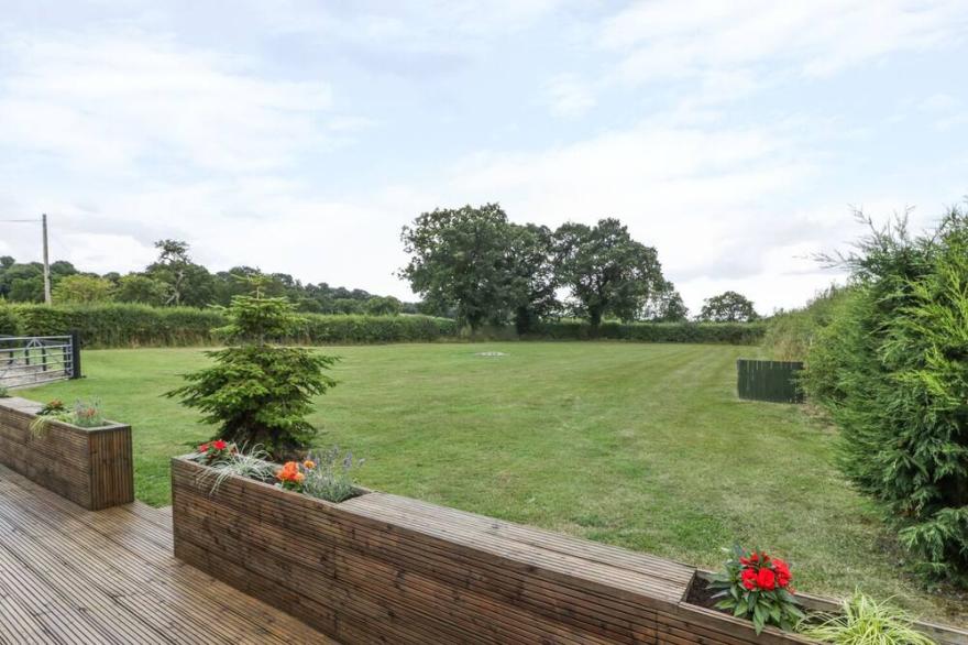 MAYFIELDS LODGE, Family Friendly, With A Garden In Wem