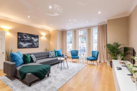 Spacious 3 bed Kensington apartment with Patio