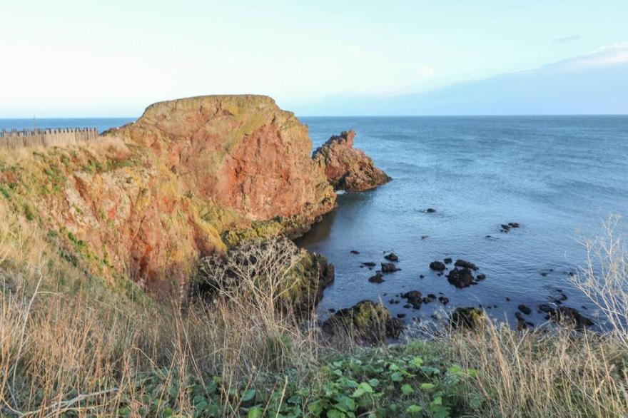 THE REST, Pet Friendly, Country Holiday Cottage In St Abbs