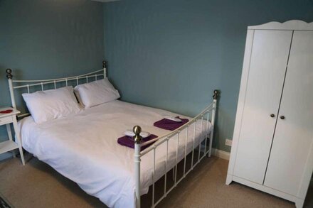 Self catered Lodge near Bath, private entrance, slate bathroom, parking, Wifi