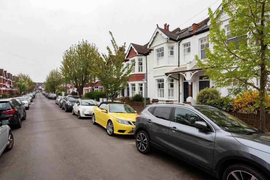 Terraced Home In Tranquil Wimbledon, By Veeve