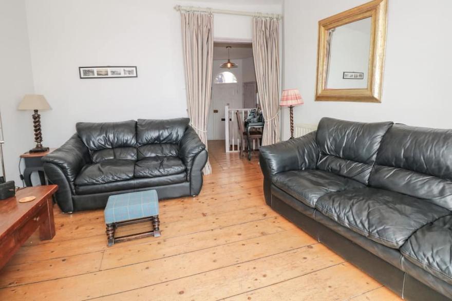 13 ABOVE TOWN, pet friendly, with a garden in Dartmouth