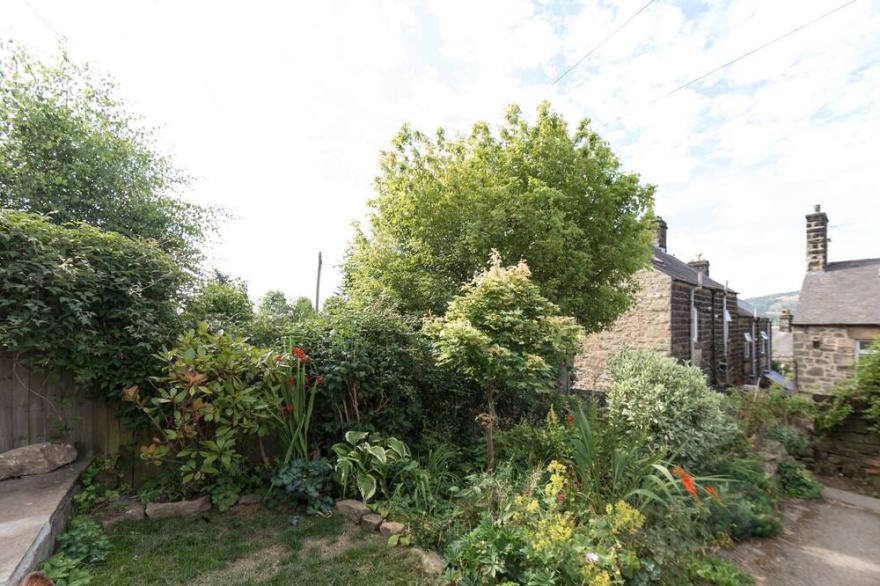 BOBBIN COTTAGE, pet friendly, character holiday cottage in Matlock