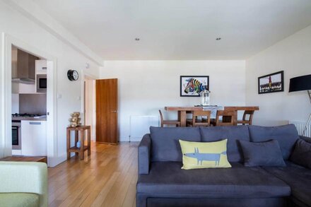 Brunswick St Apartment with free parking & access to rooftop terrace