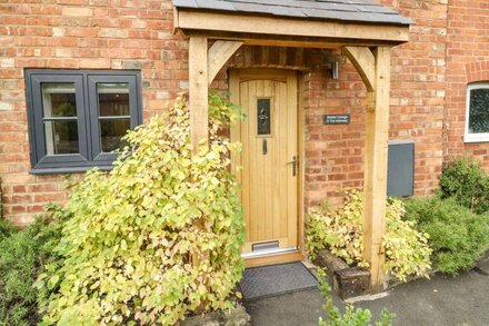 MIDDLE COTTAGE, pet friendly, with a garden in Priors Marston