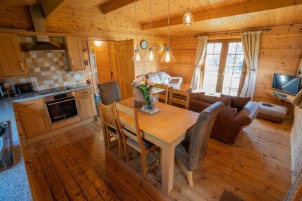 A lodge with a range of amenities, including open plan dining and living area. Free wi fi , bedding