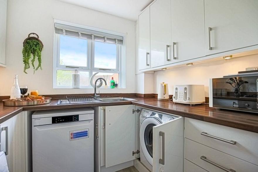 4 Bedroom House In Central MK With Free Parking, Garden And Smart TVs W/ Netflix