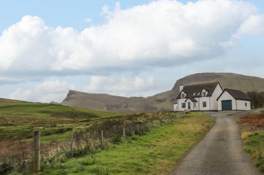 HILLTOP HOUSE, Pet Friendly, Character Holiday Cottage In Staffin