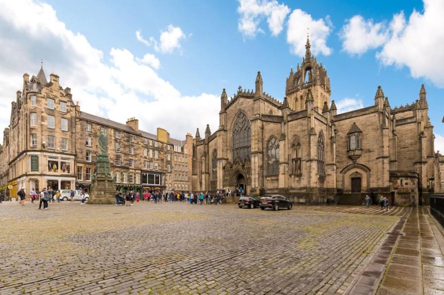 Gorgeous apt on the Royal Mile