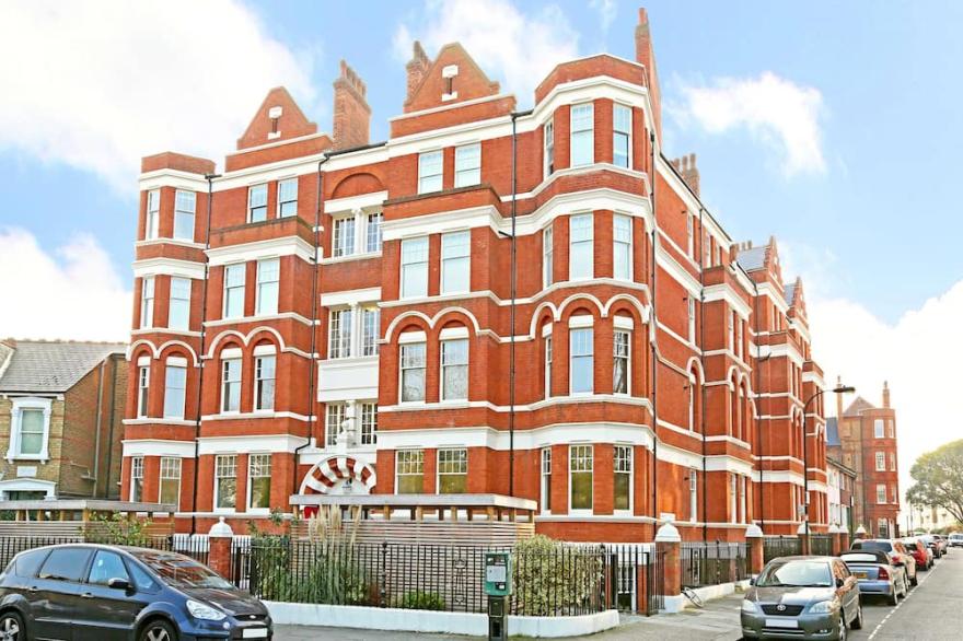 Two Bedroom Lower Ground Floor  Apartment In Hammersmith