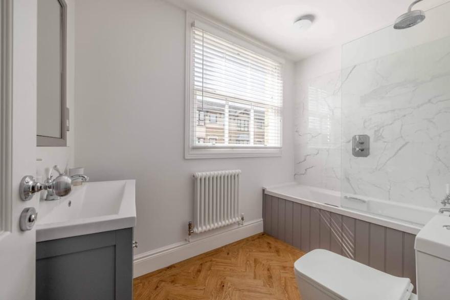 Stay In Style With Castle Views/Prime Spot Windsor