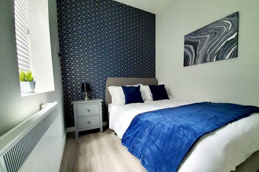 Stunning 2 Bed, Close to the Beach with Parking