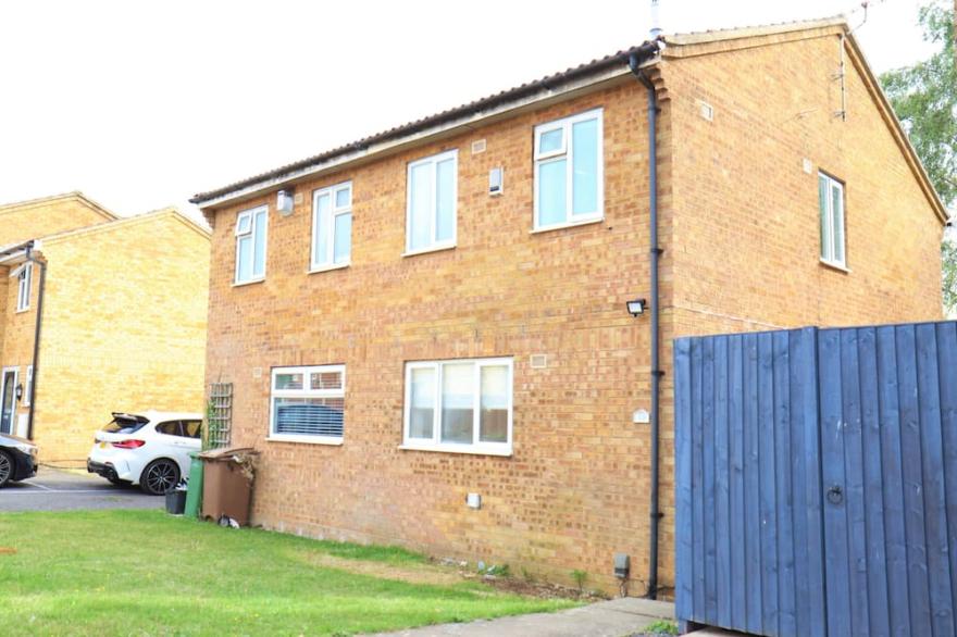 A Pleasant 3 Bed Home Close To Luton Airport. Ideal For Families & Professionals