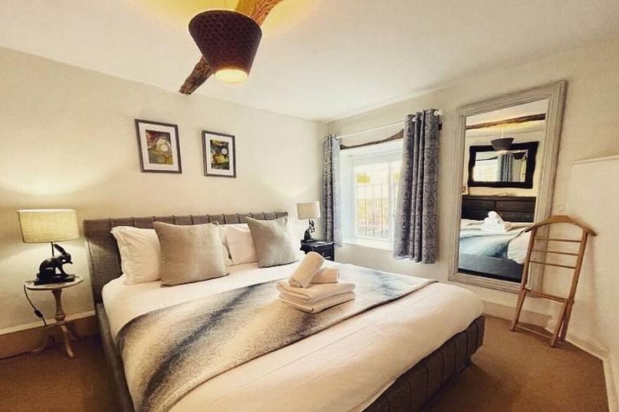 The Crook - Quirky Grade 11listed Cotswold cottage