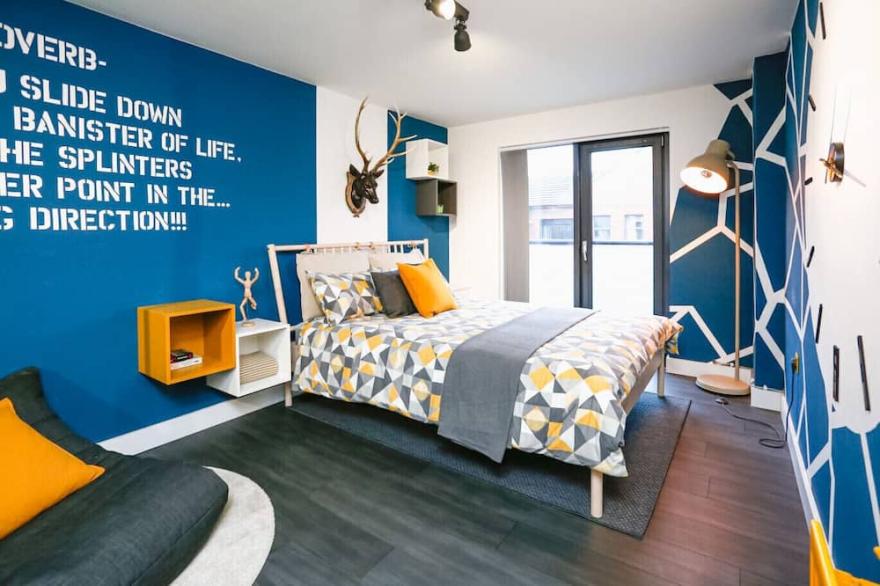 Funky City Apartment | Free Secure Parking | Sleeps 4