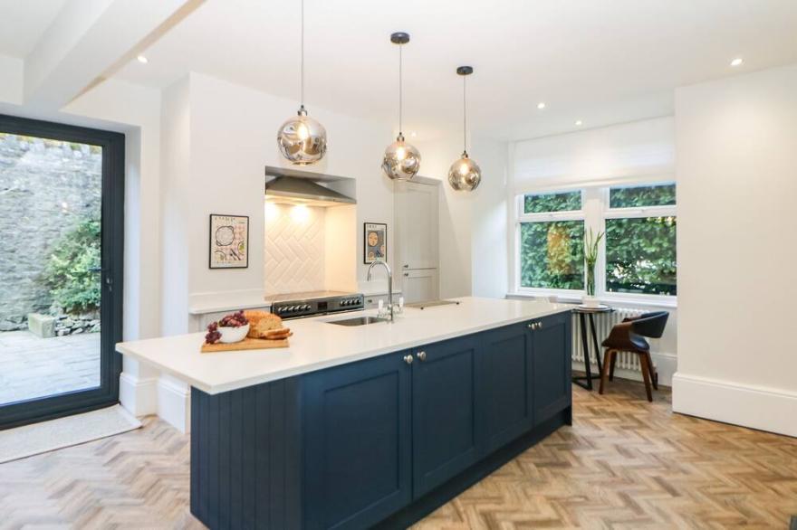 SPRINGDALE HOUSE, family friendly, with open fire in Buxton