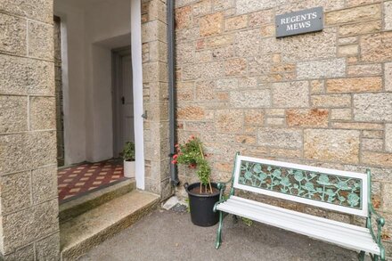 1 REGENTS MEWS, pet friendly, character holiday cottage in Penzance