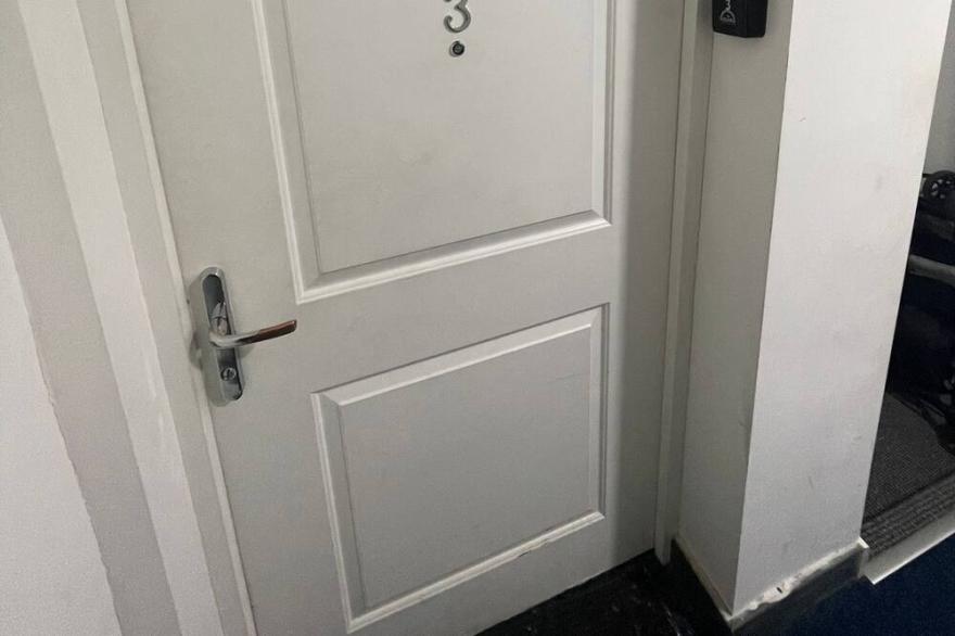 Inviting  2-Bed Apartment in Wakefield Charming