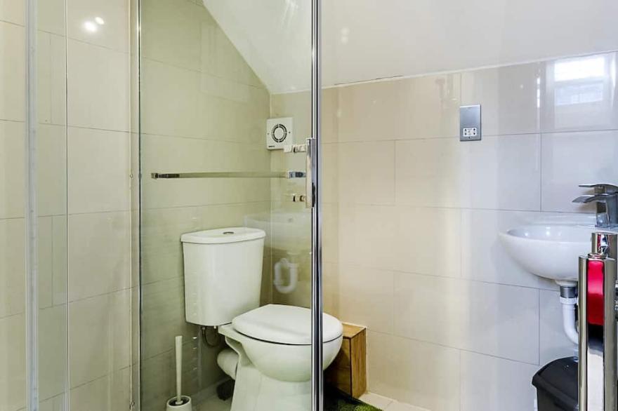 Suite-private bathroom-Flat A