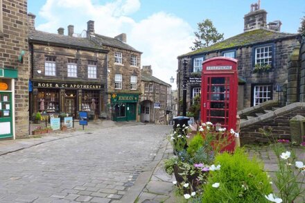 TOWNEND COTTAGE, pet friendly, with a garden in Haworth