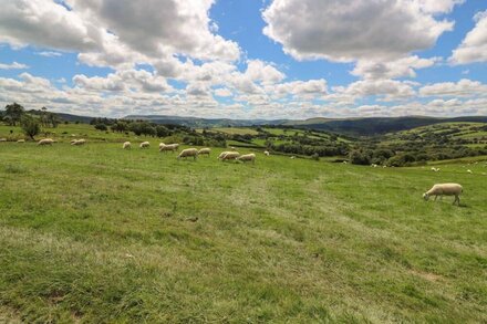 MARCHES WAY, pet friendly, with hot tub in Rhayader