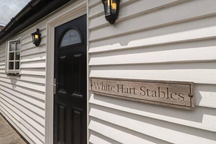 WHITE HART STABLES, pet friendly, with a garden in Catsfield