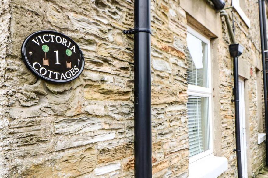 1 VICTORIA COTTAGES, Character Holiday Cottage In Barnard Castle