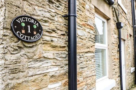 1 VICTORIA COTTAGES, character holiday cottage in Barnard Castle