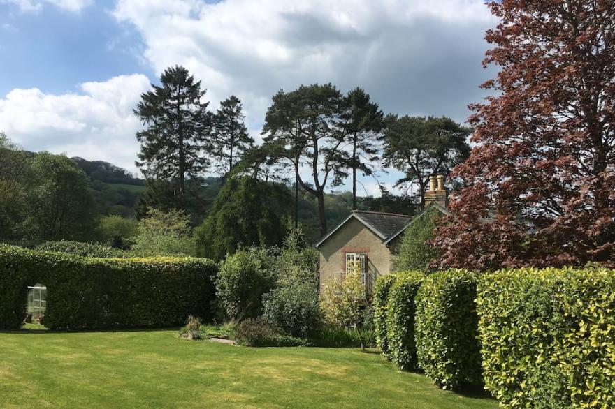 The Stone House, Dartmoor - A Stunning Country House - with Wood Fired Hot Tub!