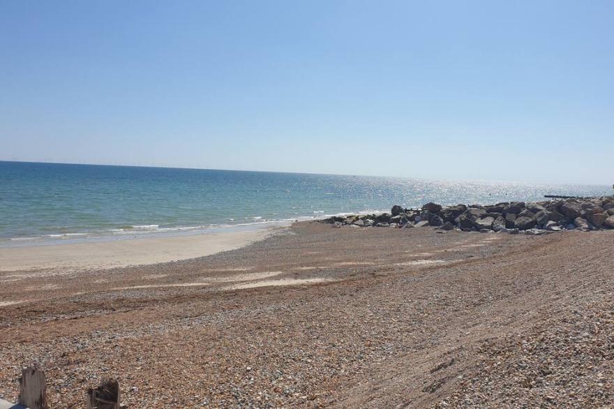 Near Worthing, A Perfectly Located Seaside Apartment For 1 Or 2 People