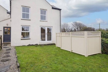 ATLANTIC COTTAGE, pet friendly, with a garden in Delabole