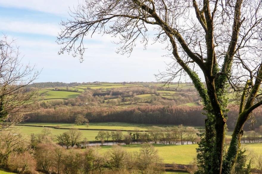 LITTLE SILVER FOX, romantic, with hot tub in High Bickington