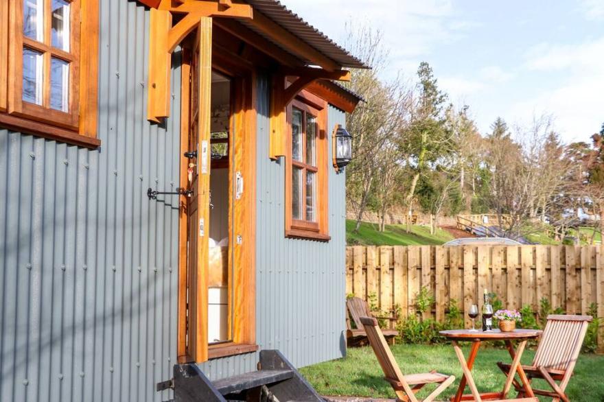 LITTLE SILVER FOX, romantic, with hot tub in High Bickington