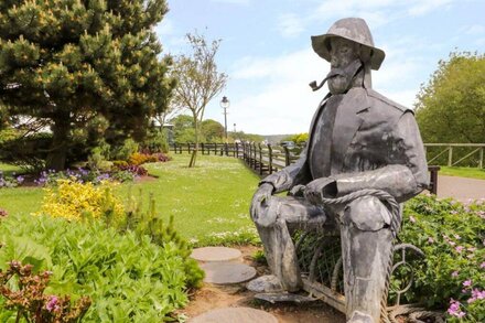 CHAPEL COTTAGE, pet friendly, character holiday cottage in Filey