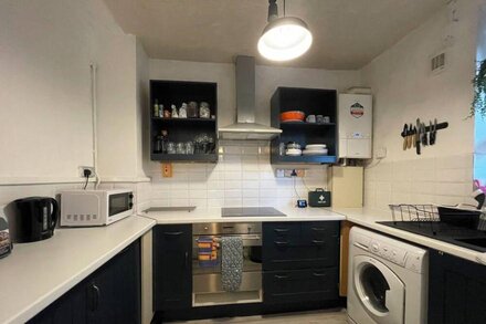 Full serviced apartment w/free parking - 20 mins to central London!